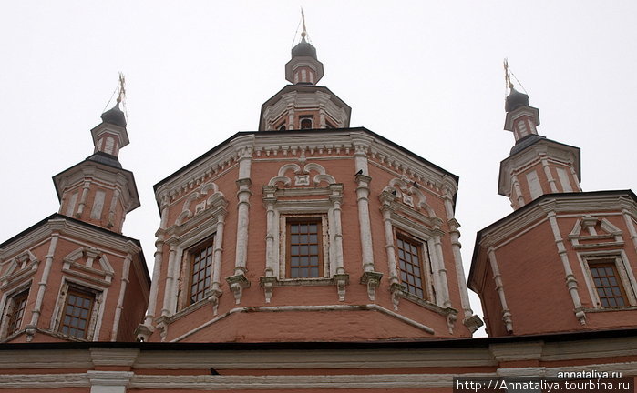 В конце аллеи в плотном тумане угадывались купола надвратной монастырской церкви Супонево, Россия