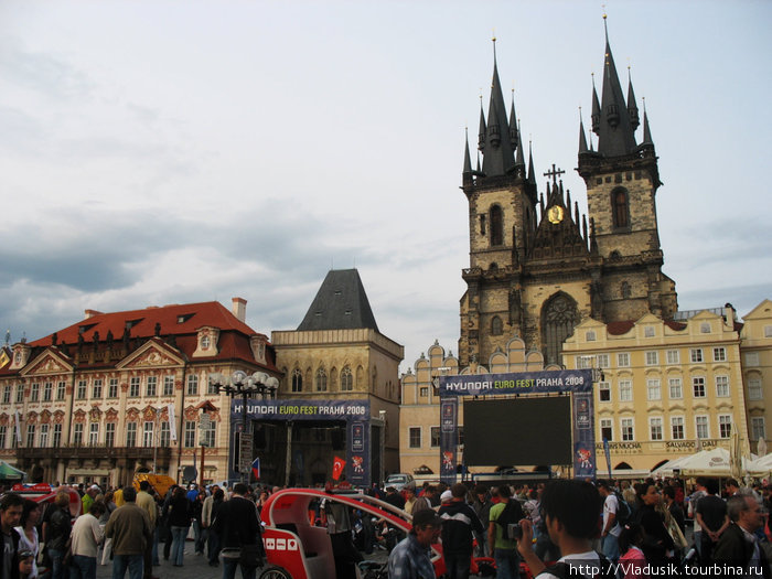 Мы попали в Прагу во время чемпионата Европы по футболу, и в день, когда должна была играть Чехия, на площади установили такие вот экранчики для трансляции. Прага, Чехия