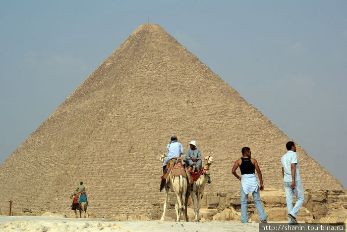 У пирамиды Хеопса Гиза, Египет