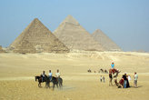 Туристы на фоне пирамид