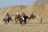 Туристы на лошадях и верблюдах — экскурсия по пирамидам Гизы