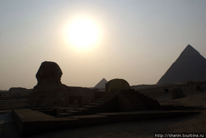 Солнце над пирамидами и Сфинксом Гиза, Египет