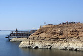Берег озера Нассера у храм а Рамзеса II в Абу Симбел