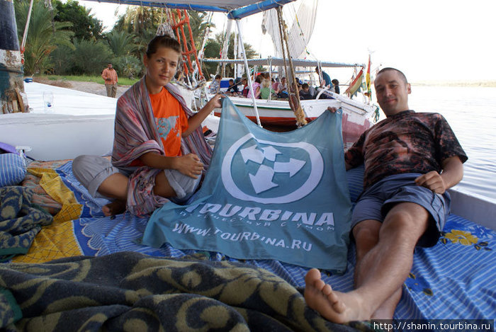 Саша Богомолова и Олег Семичев на фелюке с флагом Турбины Провинция Асуан, Египет