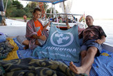 Саша Богомолова и Олег Семичев на фелюке с флагом Турбины