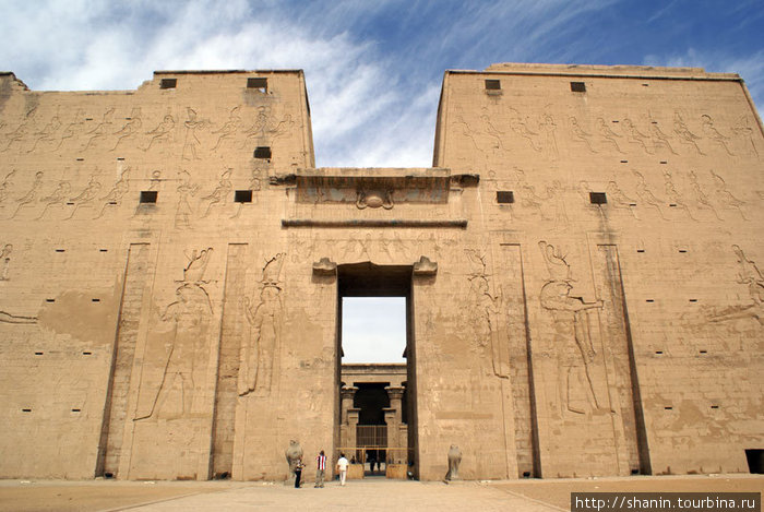 Фасад храма Гора в Эдфе Провинция Асуан, Египет
