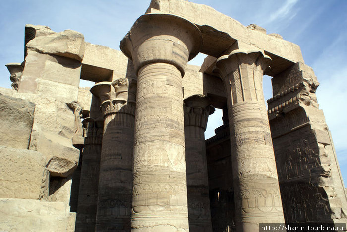 Огромные колонны в храме Комомбо Провинция Асуан, Египет
