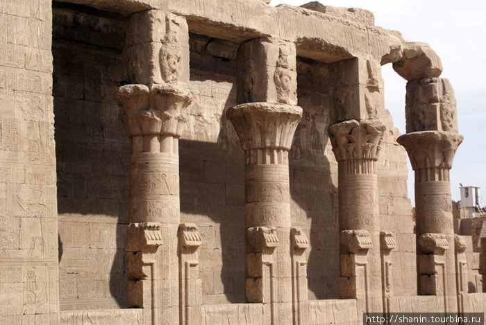 Колонны в храме Гора в Эдфу Провинция Асуан, Египет