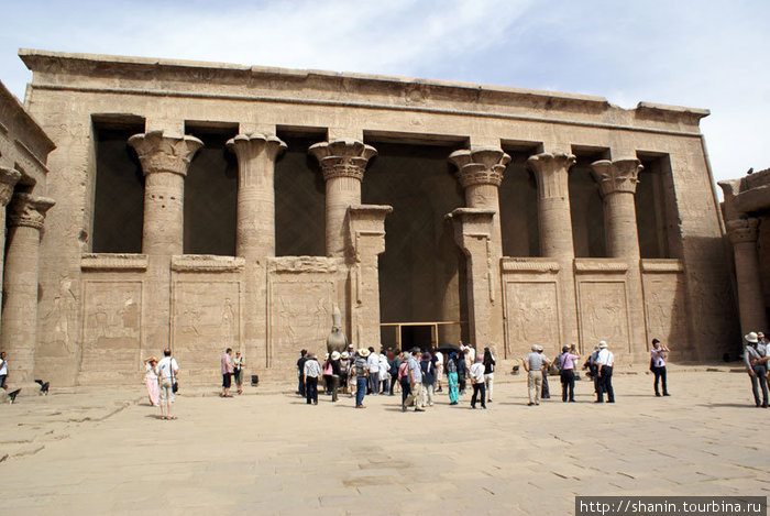 Во внутреннем дворе храма Гора перед фасадом внутреннего храма Провинция Асуан, Египет