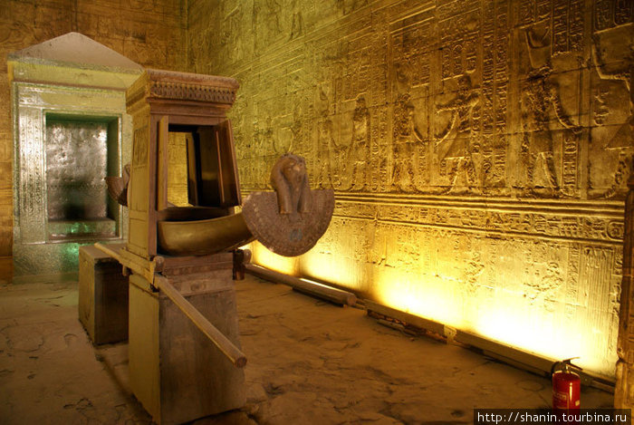 Ритуальная ладья в святилище гора. На этой ладье золотую статую по праздникам выносили из храма Провинция Асуан, Египет