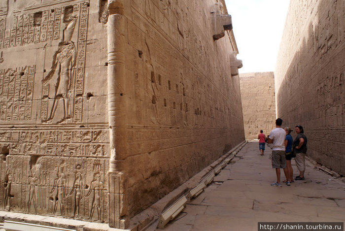 В храме Гора между двумя стенами — внутренней и внешней (обе исписаны иероглифами сверху донизу). Провинция Асуан, Египет
