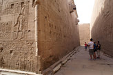 В храме Гора между двумя стенами — внутренней и внешней (обе исписаны иероглифами сверху донизу).