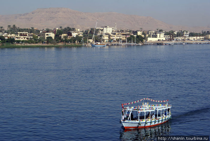 Паром через Нил в Луксоре Луксор, Египет