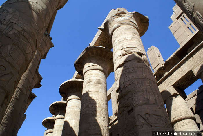 Гигантские колонны в Карнакском храме Луксор, Египет