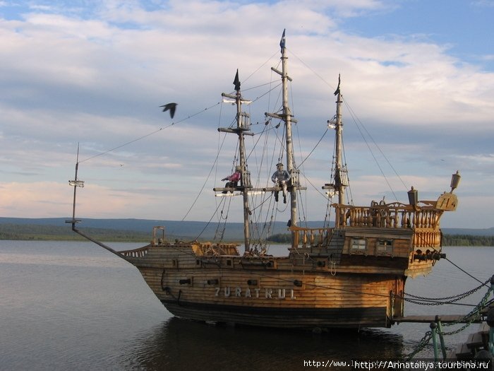 Кстати, в гавани у пристани стоят два деревянных старинных корабля, по которым тоже можно лазать! Челябинская область, Россия