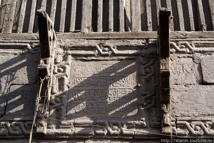 Арабская вязь не стене старого полуразрушенного дома Каир, Египет