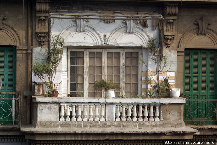 Следы былой роскоши — балкон на старом здании в центре Каира. Постепенно все разрушается. Каир, Египет