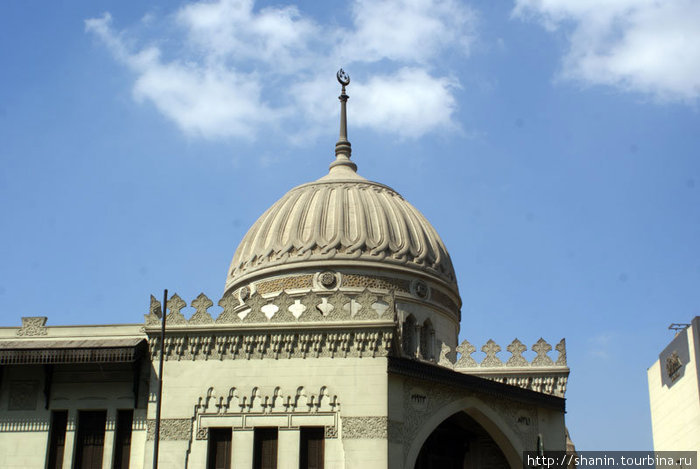 Купол мечети на крыше жилого дома Каир, Египет