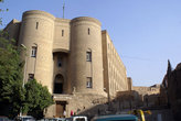 Вход в правительственное здание, стилизованное под крепость — она, кстати, по соседству.