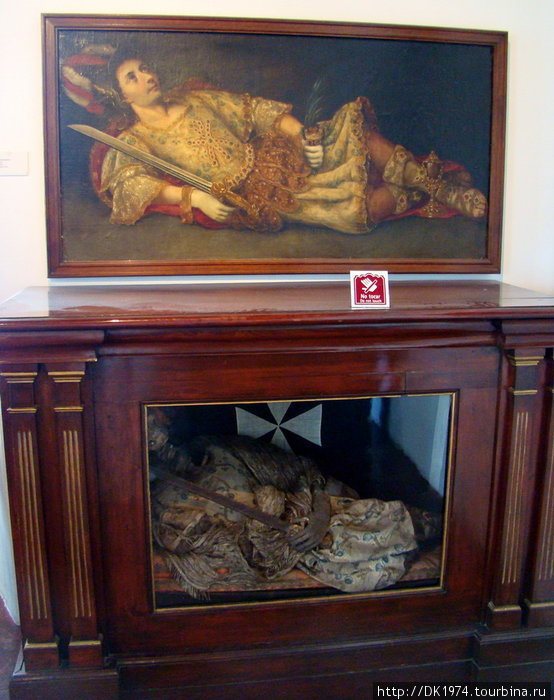 вверху портрет, внизу  уже оригинал (настоящие тело и одежда), лежит несколько столетий Штат Мехико, Мексика