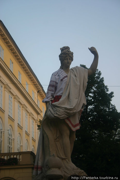Амфитрита. Одна из четырех статуй по углам Ратуши. Решили добавить античной девушке украинского колорита... Львов, Украина