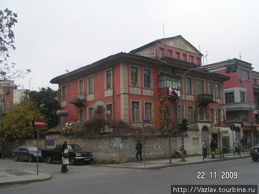 Дом на обочине Тирана, Албания