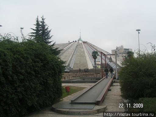 Бывший мавзолей вождя Тирана, Албания