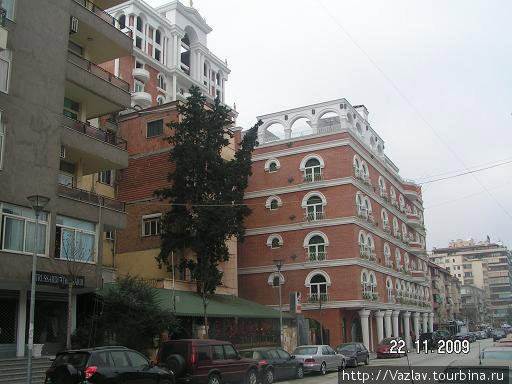 Двухъярусное здание Тирана, Албания