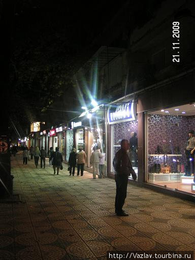Вполне европейские витрины Тирана, Албания