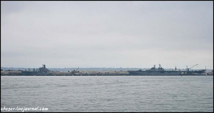 На фоне всего этого находится военная база на острове Коронадо Сан-Диего, CША