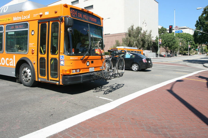 А воттак по все Калифорнии можно перевозить свой велосипед на автобусах — поставил велик и поехал на автобусе Лос-Анжелес, CША
