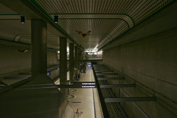 Станция метро — очень у них тут скучно в нём... Но падающие люди прикольные=) Лос-Анжелес, CША