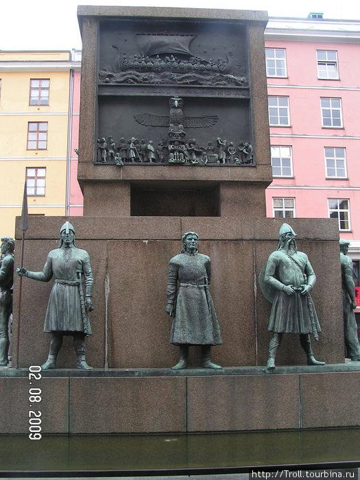 Лихая бригада викингов созерцает — видимо, смотрит, чем поживиться... Берген, Норвегия