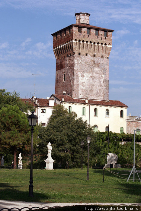 вид на башню Porta Castello Виченца, Италия