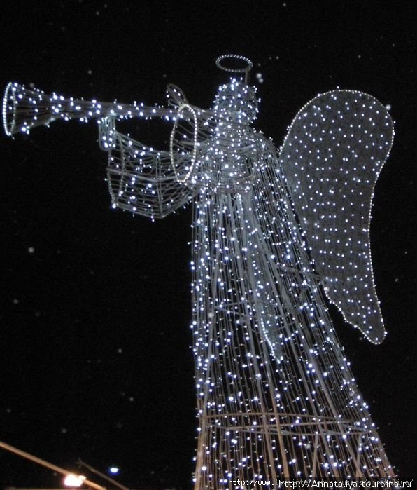 Краков тоже украшен по-новогоднему и по-рождественски. Например, на перекрестках стоят фонтанчики и ангелочки из лампочек! Польша