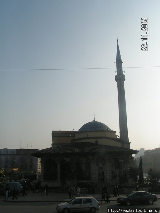 Старинная мечеть на углу площади Тирана, Албания
