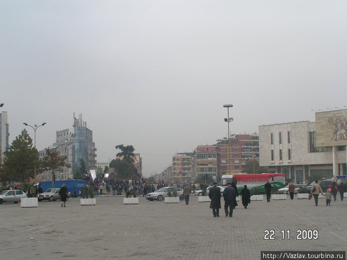 Площадь в центре событий Тирана, Албания