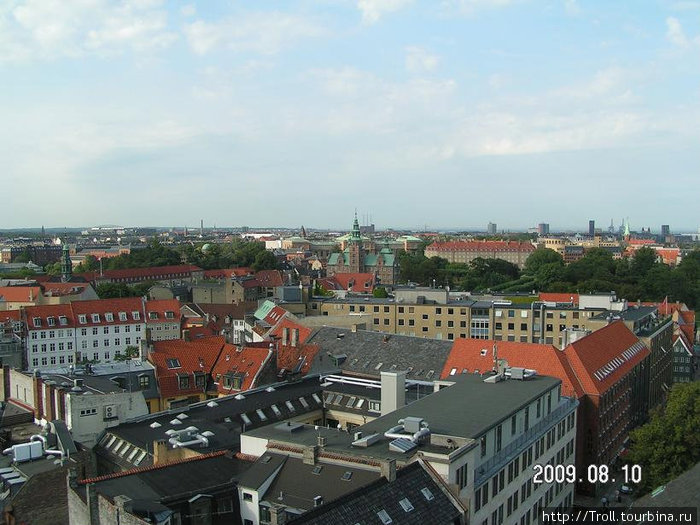А вот уже и вид со второй из башен, буквально в двух шагах от Росенборгслот. Вот он, в центре Копенгаген, Дания