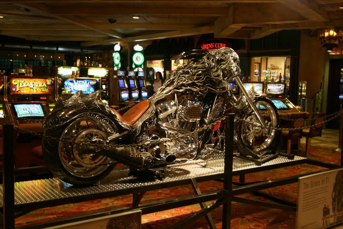 В каждом казино должна обязятельно стоять какая-нибудь необычная вещь, приковывающая внимание, вот такая например Лас-Вегас, CША