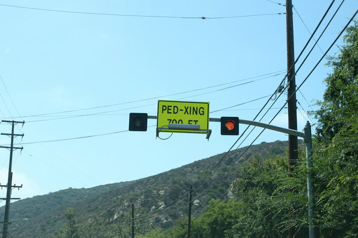 Перед пешеходными переходами висят знаки Штат Калифорния, CША