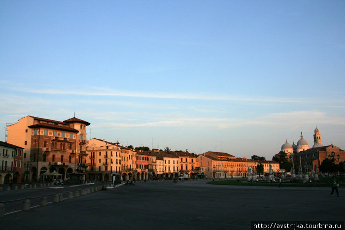 вид на базилику и площадь Прато-делла-Валле Падуя, Италия