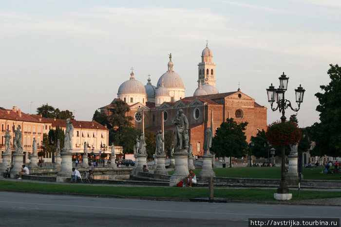 вид на базилику Святого Антония с Прато-делла-Валле Падуя, Италия