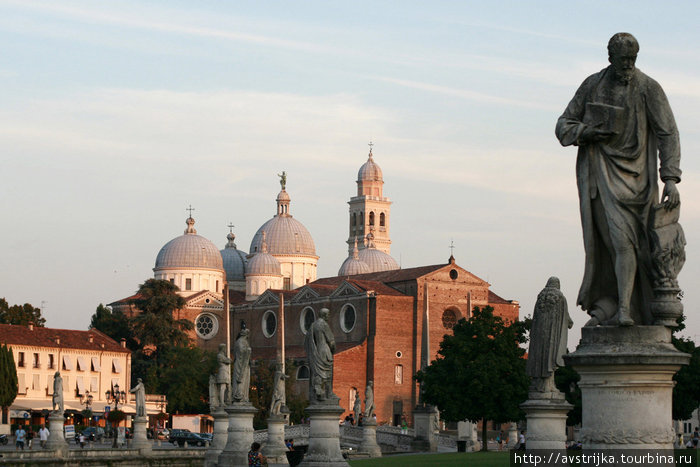 базилику Святого Антония и статуи известных жителей Падуи Падуя, Италия