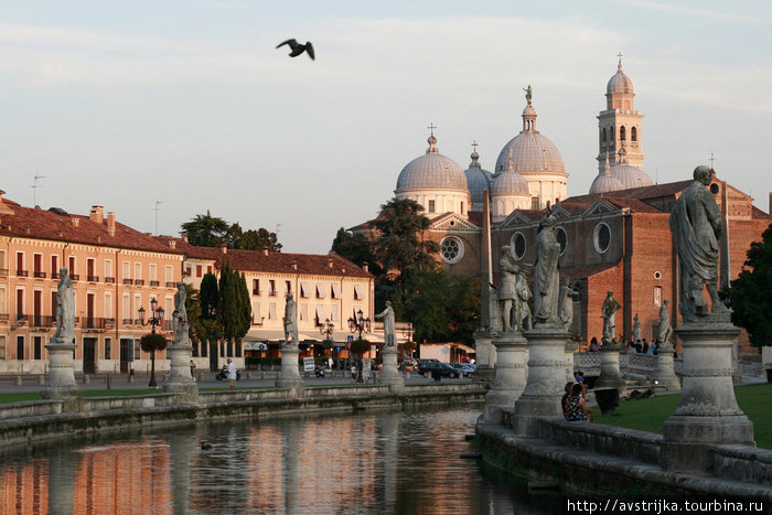 вид на базилику Святого Антония с Прато-делла-Валле Падуя, Италия