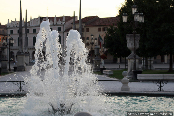 фонтан в центре Прато-делла-Валле Падуя, Италия