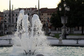фонтан в центре Прато-делла-Валле