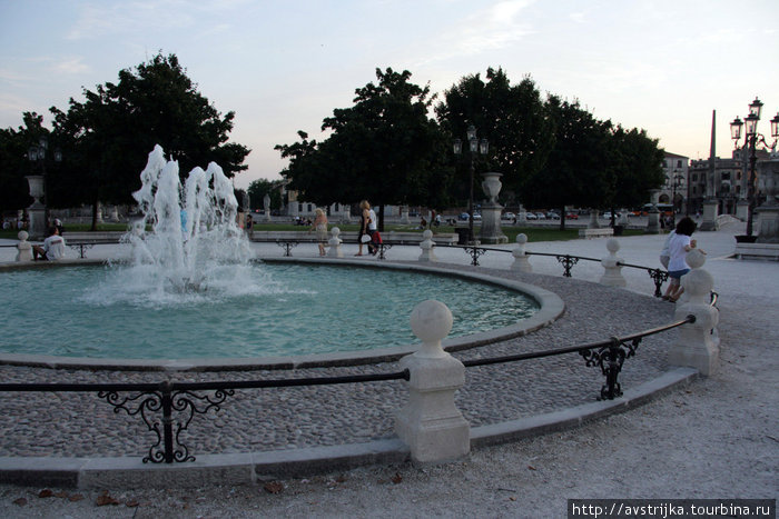 фонтан в центре площади Прато-делла-Валле Падуя, Италия
