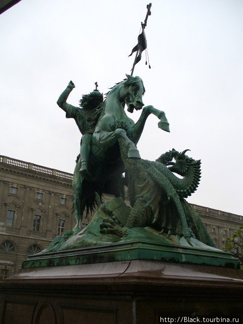 Скульптура св. Георгия, сражающегося с драконом Берлин, Германия