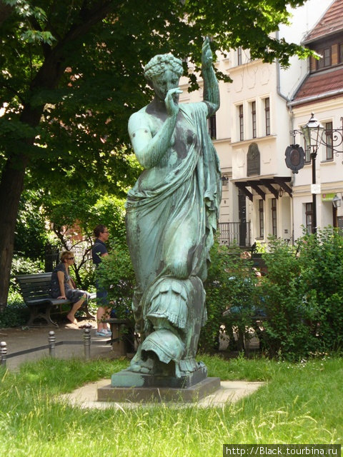 Очень старая скульптура Берлин, Германия