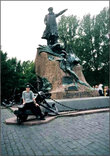Памятник С.О. Макарову. Фото отсканировано